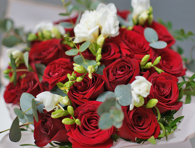Коробка с красными розами и фрезии Фото